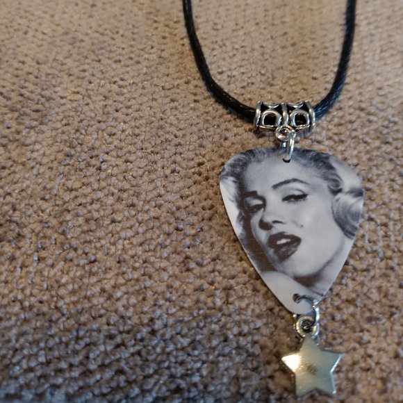 MARILYN MONROE GUITAR PICK NECKLACE -EARRINGS SET - Picture 1 of 2